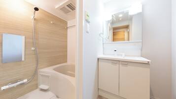 Superior Triple Room | Bathroom | Separate tub and shower, free toiletries, hair dryer, slippers