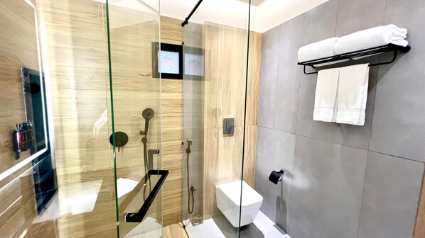 Executive Double or Twin Room | Badrum | Dusch, hårtork, tofflor och handdukar