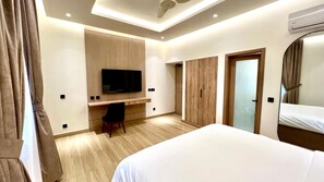 Executive Double or Twin Room | Värdeförvaringsskåp på rummet och arbetsyta för laptop