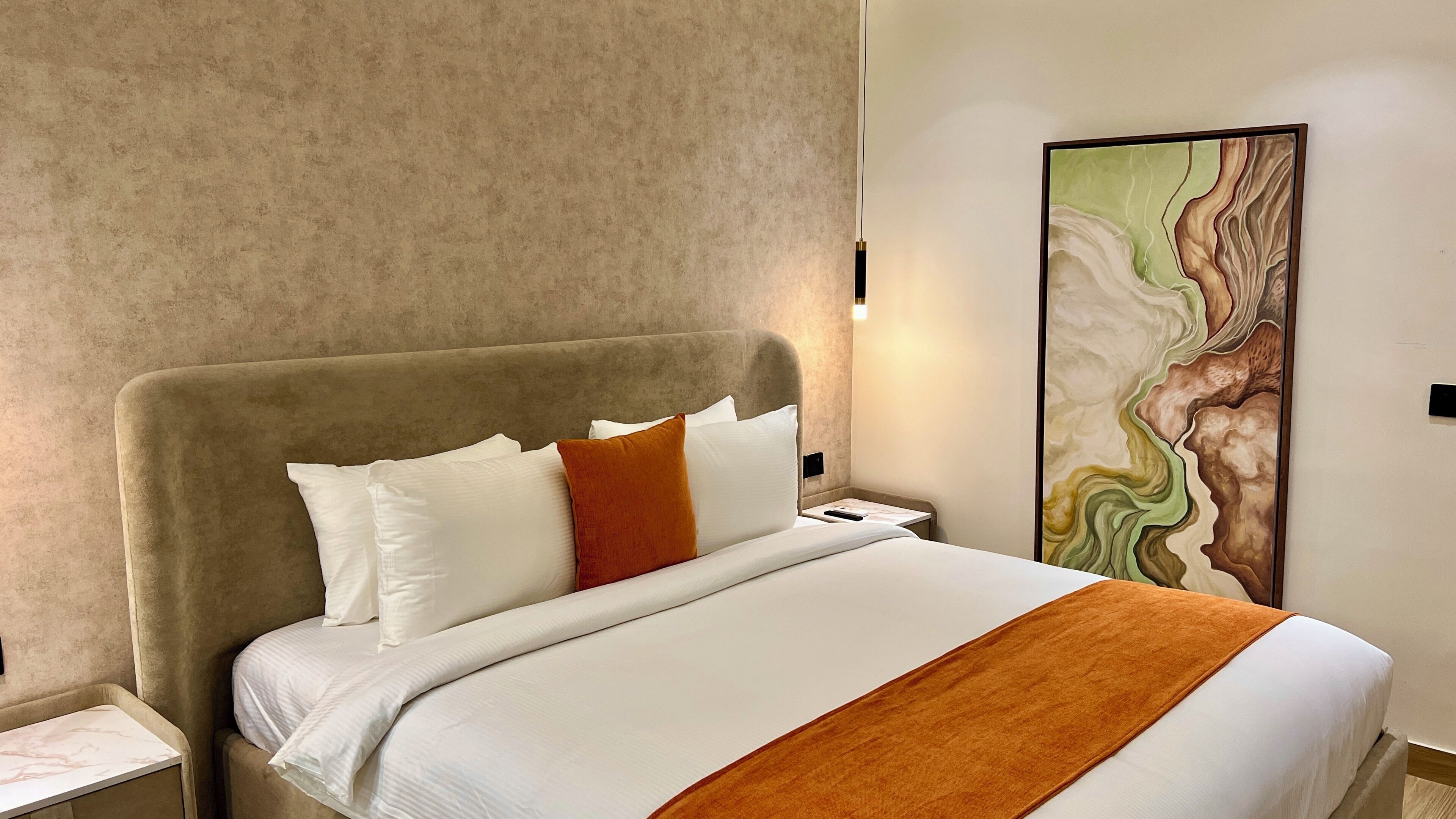 Deluxe Double or Twin Room | Värdeförvaringsskåp på rummet och arbetsyta för laptop