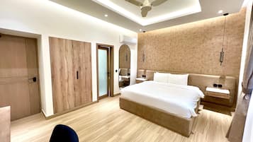 Executive Double or Twin Room | In-room safe, laptop workspace, blackout drapes, iron/ironing board