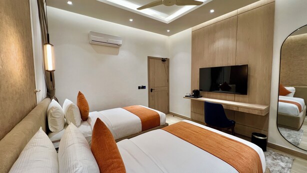 Deluxe Double or Twin Room | Safe på rommet, skrivebord for bærbar PC og blendingsgardiner