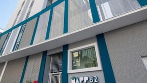 Ein modernes Gebäude mit einem gut sichtbaren 'MAPP 82' Schild, das ein elegantes Design mit blauen Akzenten und großen Fenstern aufweist.