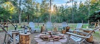 Bnb Hyperion 4B2B Home w Firepit, Hot Tub & Pond