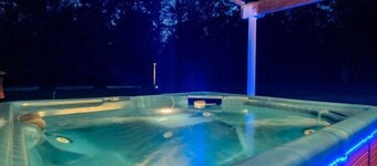 Bnb Hyperion 4B2B Home w Firepit, Hot Tub & Pond