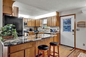 Room - Bnb Hyperion 4B2B Home w Firepit, Hot Tub & Pond (Eustis)