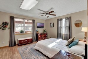 Room - Bnb Hyperion 4B2B Home w Firepit, Hot Tub & Pond (Eustis)