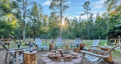 Bnb Hyperion 4B2B Home w Firepit, Hot Tub & Pond