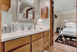 Room - Bnb Hyperion 4B2B Home w Firepit, Hot Tub & Pond (Eustis)