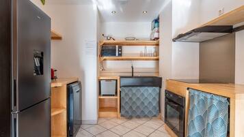 Kjøleskap, mikrobølgeovn, ovn og oppvaskmaskin