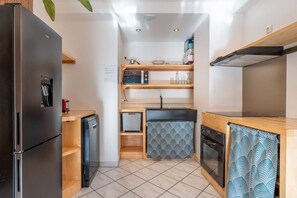 ثلاجة، ميكروويف، فرن، غسالة أطباق