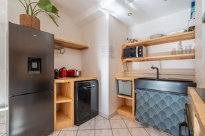 Réfrigérateur, micro-ondes, four, lave-vaisselle