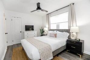 1 bedroom, desk, iron/ironing board, travel cot - Sojourn | The South Shore Apartments (Norfolk)