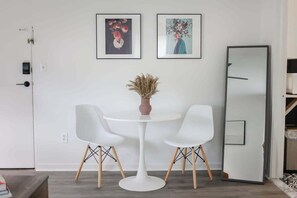 Dining - Sojourn | The South Shore Apartments (Norfolk)