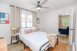 1 bedroom, iron/ironing board, travel cot, WiFi - Anchor Breeze | Sojourn | Steps to the Beach (Norfolk)