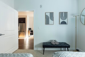 2 bedrooms, iron/ironing board, Internet, bed sheets - Modern Serenity Apartment for a Comfortable Stay (Glendale)