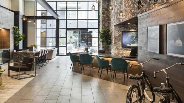 Un intérieur moderne comprenant un coin repas, des sièges et un vélo.