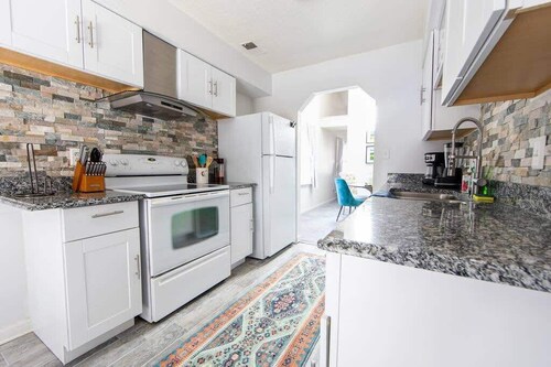 Cheerful 2 Bedroom Home near Virginia Wesleyan