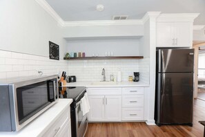 Refrigerador, microondas, cafetera y tetera y tetera eléctrica 