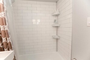 Dusche, Haartrockner, Handtücher, Shampoo
