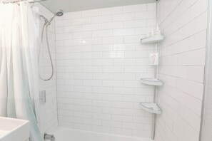 Shower, hair dryer, towels, shampoo - Sojourn's Tide Suite at Beach Cottages (Norfolk)