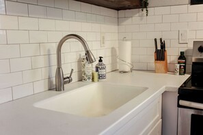 Fridge, microwave, coffee/tea maker, electric kettle - Sojourn's Tide Suite at Beach Cottages (Norfolk)