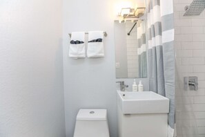 Shower, hair dryer, towels, shampoo - Sojourn Tide Suite 2 BR 2 BA at Beach Cottages (Norfolk)