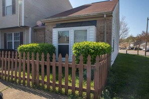 Exterior - Sojourn 2 Bedroom Townhouse in Virginia Beach (Virginia Beach)
