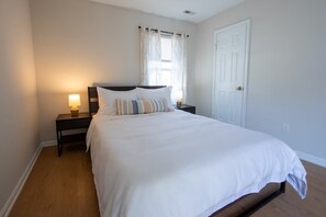 2 bedrooms, desk, iron/ironing board, travel cot - Sojourn 2 Bedroom Townhouse in Virginia Beach (Virginia Beach)