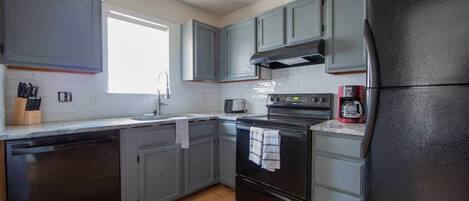 冷蔵庫、電子レンジ、オーブン、コンロ