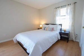 2 Schlafzimmer, Schreibtisch, Bügeleisen/Bügelbrett, Reisekinderbett