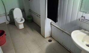 Đồ dùng nhà tắm miễn phí, khăn tắm, xà phòng, dầu gội 