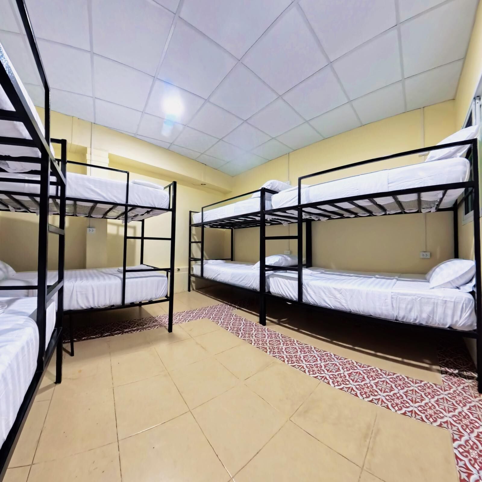 Caja de seguridad en la habitación y escritorio 