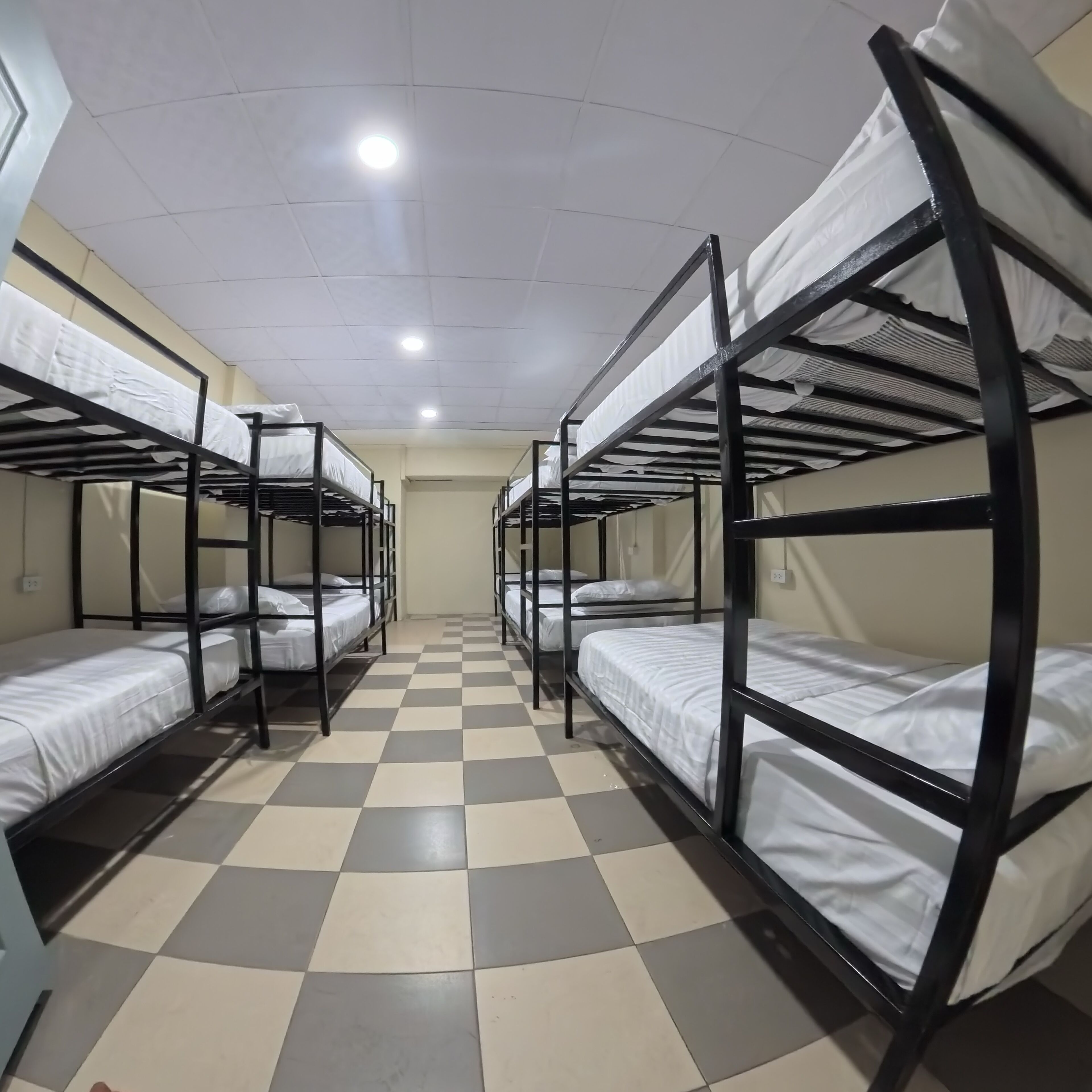 經濟共用宿舍 | 房內夾萬、書桌、手提電腦工作空間、免費 Wi-Fi