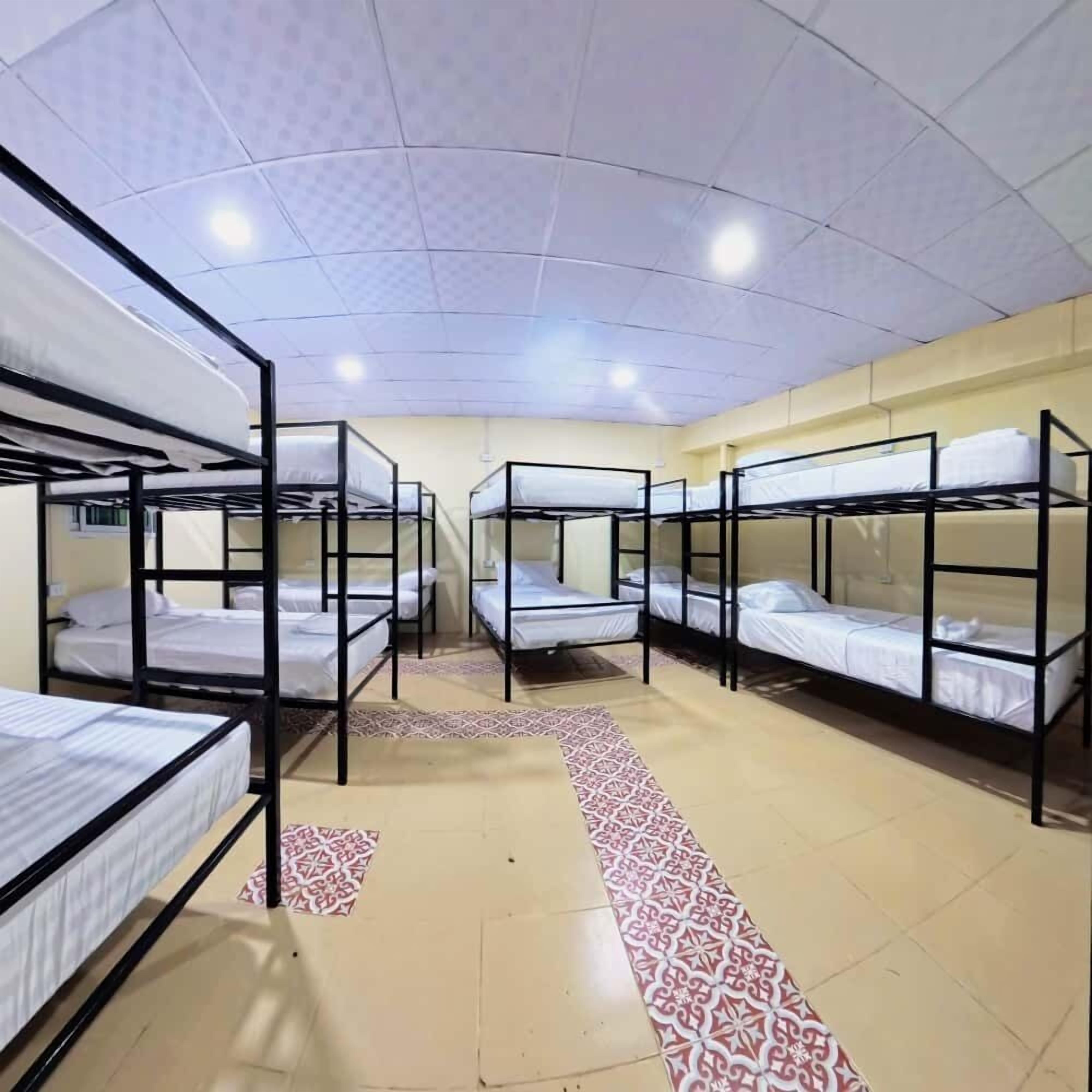 經濟共用宿舍 | 房內夾萬、書桌、手提電腦工作空間、免費 Wi-Fi