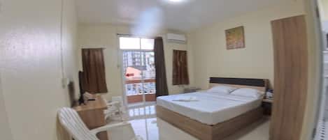 Deluxe kamer | Een kluis op de kamer, een bureau, een laptopwerkplek, gratis wifi