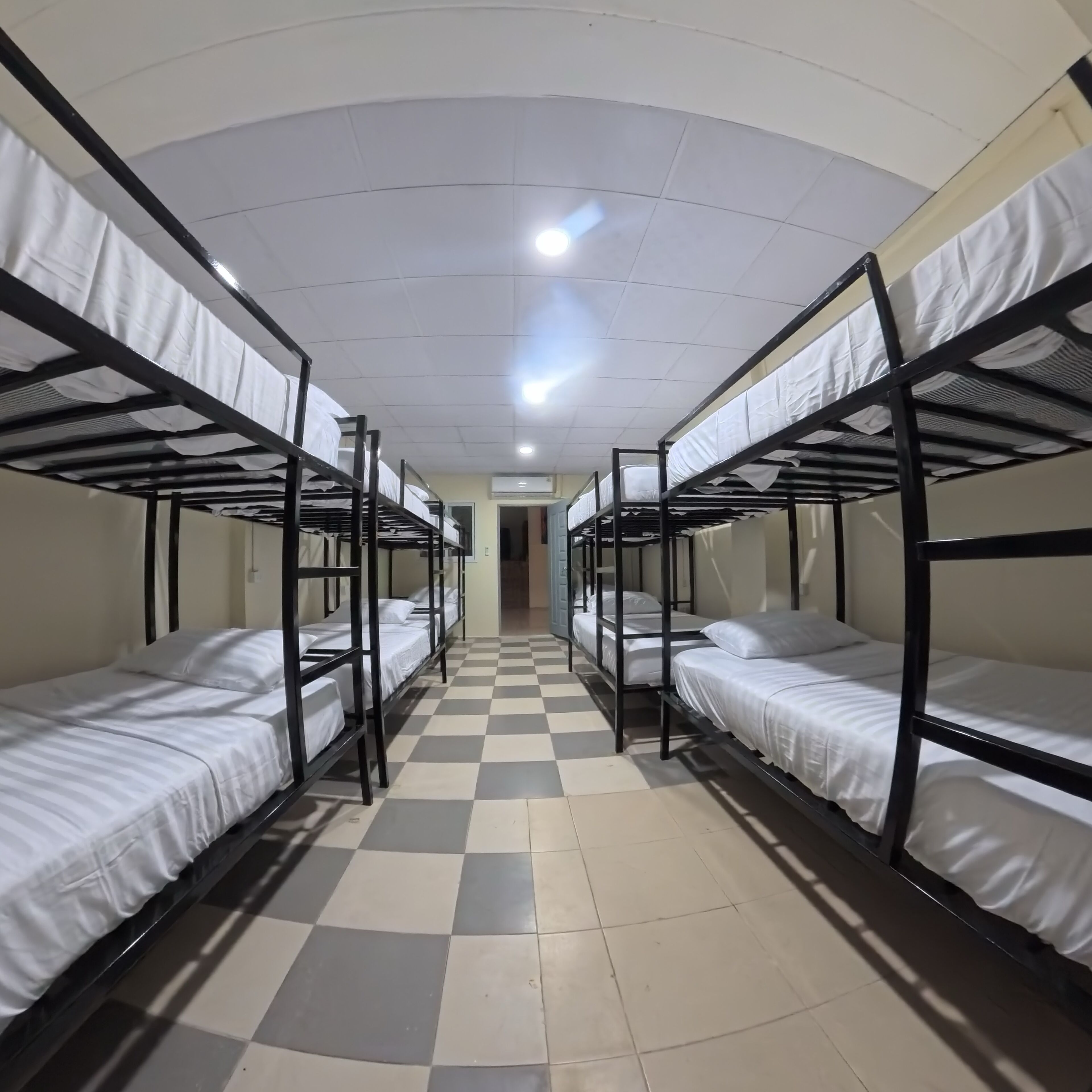 經濟共用宿舍 | 房內夾萬、書桌、手提電腦工作空間、免費 Wi-Fi