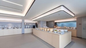 Una cocina moderna con una isla central, electrodomésticos integrados y un diseño limpio y minimalista.