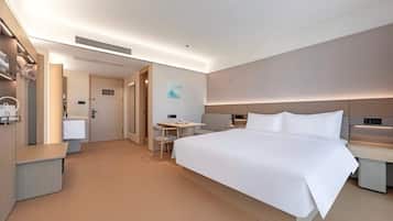 Comfort dubbelrum - utsikt mot staden | Skrivbord, arbetsyta för laptop, strykjÀrn/strykbrÀda och gratis wi-fi