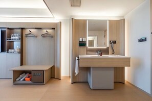 Comfort dubbelrum - utsikt mot staden | Badrum | Dusch, hårtork, tofflor och handdukar