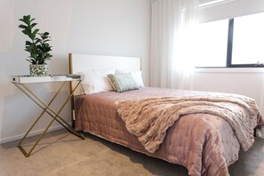 Room - Luxury Escape (Clyde North)