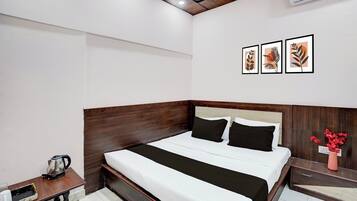 Deluxe Room | Desk, free WiFi