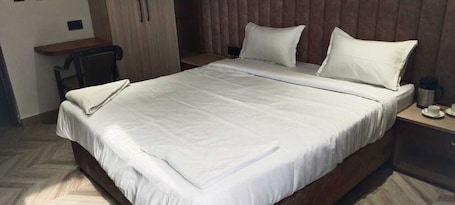 Deluxe Room. Hotel B K Stay