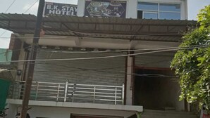 Un hotel B.K. Stay con un ingresso ben visibile, una scala che conduce al corpo principale dell'edificio e una telecamera di sicurezza sulla facciata.