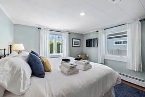 2 bedrooms, desk, iron/ironing board, travel cot - Seabreeze Cottage Coastal Getaway, steps to the beach & close to golf course (Kennebunk)