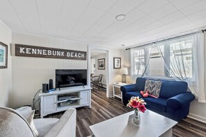 Smart TV - Seabreeze Cottage Coastal Getaway, steps to the beach & close to golf course (Kennebunk)