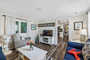 Smart TV - Seabreeze Cottage Coastal Getaway, steps to the beach & close to golf course (Kennebunk)