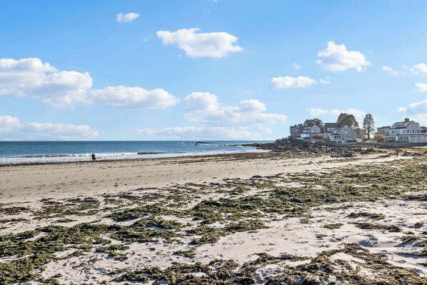 Beach nearby - Seabreeze Cottage Coastal Getaway, steps to the beach & close to golf course (Kennebunk)