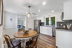 Coffee/tea maker, fridge, microwave, oven - Seabreeze Cottage Coastal Getaway, steps to the beach & close to golf course (Kennebunk)