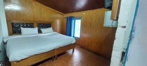 Deluxe Room | Rollaway beds, bed sheets